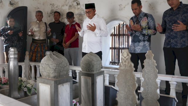 Danny Pomanto Ziarah ke Makam Ulama Besar Sulsel AGH Ambo Dalle di Mangkoso Barru