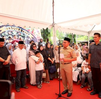 Tangis Danny Pomanto Pecah Saat Upacara Pelepasan Jenazah Almarhum Camat Ujung Pandang Syahrial Syamsuri