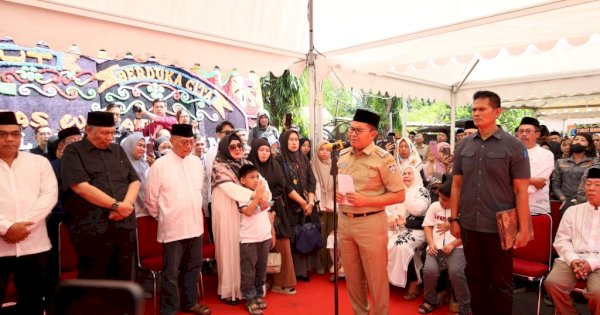 Tangis Danny Pomanto Pecah Saat Upacara Pelepasan Jenazah Almarhum Camat Ujung Pandang Syahrial Syamsuri