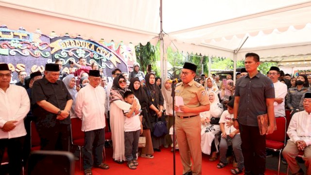 Tangis Danny Pomanto Pecah Saat Upacara Pelepasan Jenazah Almarhum Camat Ujung Pandang Syahrial Syamsuri