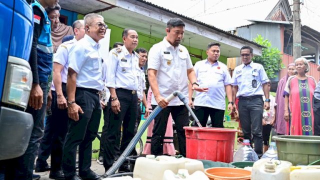 Dirut PDAM Dampingi Pjs Wali Kota Tinjau Daerah Terdampak Krisis Air Bersih di Makassar