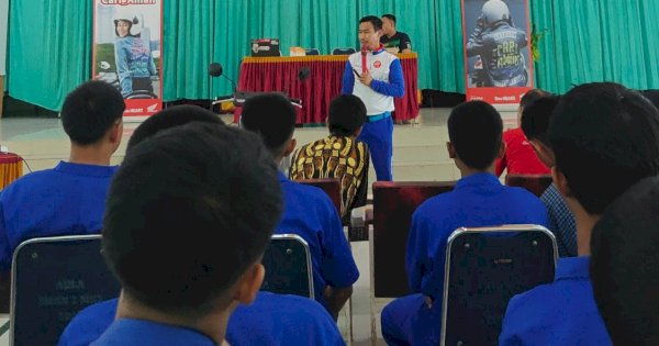 Asmo Sulsel Edukasi Siswa SMK 5 Makassar dan SMK 6 Makassar tentang Keselamatan Berkendara