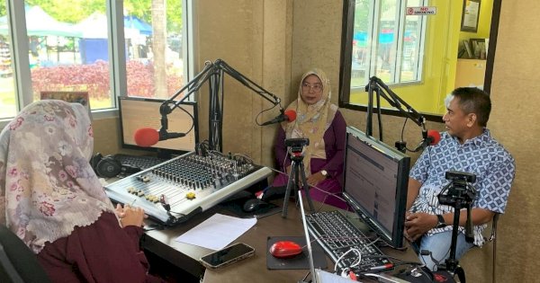 Narasumber Talkshow, Kasek Sudirman IV Didampingi Kabid Inovasi Balitbangda Makassar Bahas Inovasi Kepiting