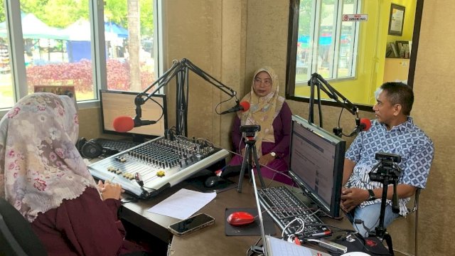 Narasumber Talkshow, Kasek Sudirman IV Didampingi Kabid Inovasi Balitbangda Makassar Bahas Inovasi Kepiting