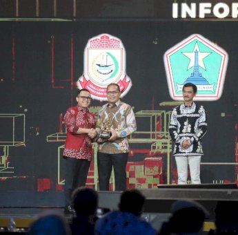 Danny Pomanto Terima Penghargaan dari Kompas TV sebagai Kota Terbaik Dalam Pelayanan dan Keterbukaan Informasi Publik