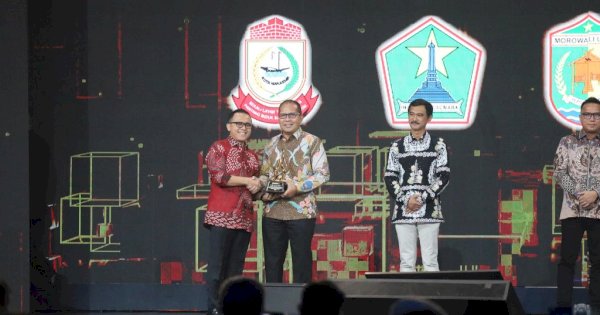 Danny Pomanto Terima Penghargaan dari Kompas TV sebagai Kota Terbaik Dalam Pelayanan dan Keterbukaan Informasi Publik