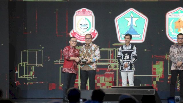 Danny Pomanto Terima Penghargaan dari Kompas TV sebagai Kota Terbaik Dalam Pelayanan dan Keterbukaan Informasi Publik