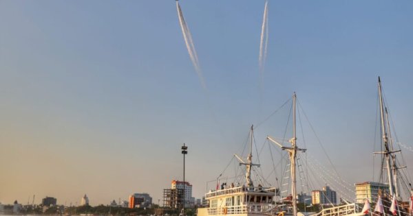 Pesawat Boeing 737-200 milik Skadron Udara 5 Lanud Sultan Hasanuddin Hibur Pengunjung F8 Makassar
