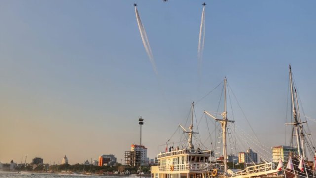 Pesawat Boeing 737-200 milik Skadron Udara 5 Lanud Sultan Hasanuddin Hibur Pengunjung F8 Makassar
