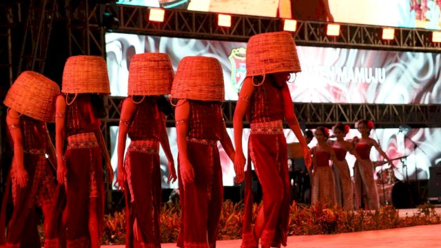 Tari Ma’bisu-Bisu Tutup Semaraknya Panggung Utama F8 Makassar di Hari Keempat