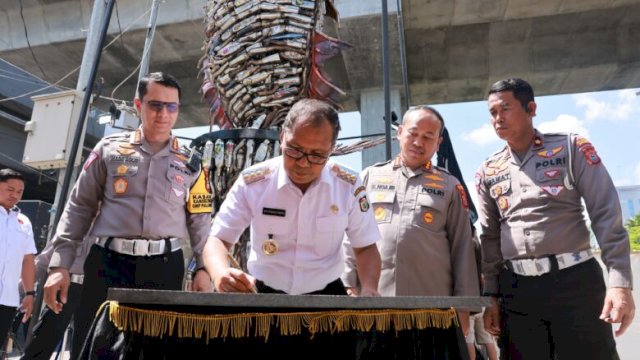 Danny Pomanto Resmikan Tugu Ikan Knalpot Brong di Fly Over, Ajak Masyarakat Tertib Berlalu Lintas