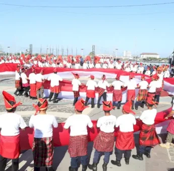Semarak HUT RI di Makassar, Dua Kapal Phinisi Bentangkan 7.900 Meter Bendera Merah Putih