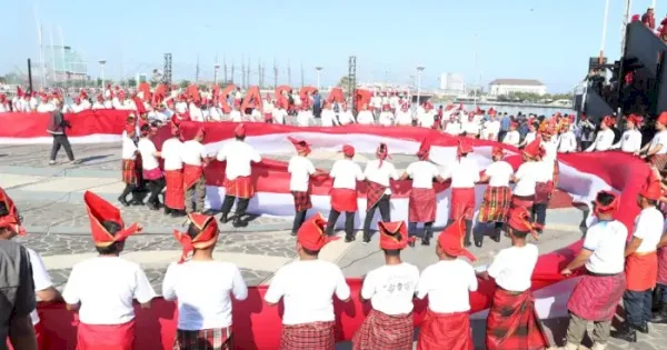 Semarak HUT RI di Makassar, Dua Kapal Phinisi Bentangkan 7.900 Meter Bendera Merah Putih