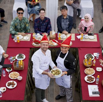 Chef David Gallienne, Chef Prancis Peraih Michelin Star Masak Pallumara di Atas Kapal Pinisi