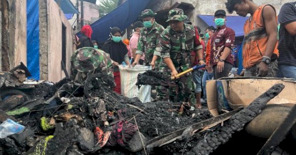 Camat Bontoala Kerja Bakti Pascakebakaran di Jalan Laiya Bersama TNI-Polri