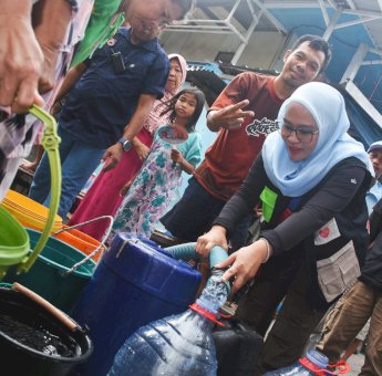 Peduli Air Bersih, Rezki Mulfiati Lutfi Kembali Salurkan Dua Mobil Tangki untuk Warga Tallo