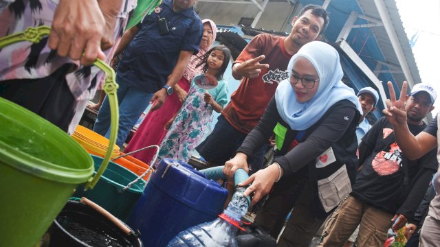 Peduli Air Bersih, Rezki Mulfiati Lutfi Kembali Salurkan Dua Mobil Tangki untuk Warga Tallo