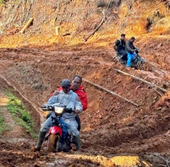 Danny Pomanto Rela Jajal Jalur Berlumpur Demi Temui Warga Seko, Janji Tuntaskan Pembangunan Infrastruktur Jalan