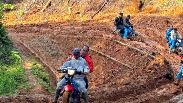 Danny Pomanto Rela Jajal Jalur Berlumpur Demi Temui Warga Seko, Janji Tuntaskan Pembangunan Infrastruktur Jalan