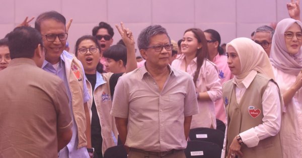 Rocky Gerung Hadir di Debat Pilwalkot Makassar, Duduk di Barisan SEHATI