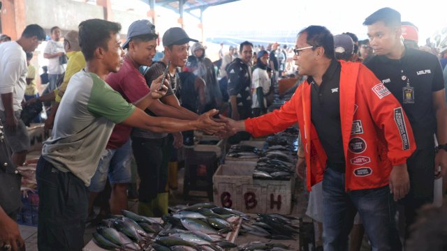 Calon Gubernur Sulsel Danny Pomanto blusukan ke TPI Paotere, Minggu (17/11) || istimewa 