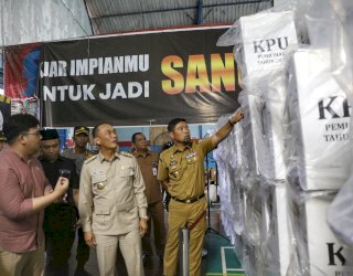 Tinjau Gudang Logistik KPU, Pjs Wali Kota Makassar Pastikan Keamanan Pilkada