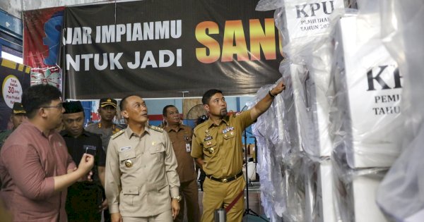 Tinjau Gudang Logistik KPU, Pjs Wali Kota Makassar Pastikan Keamanan Pilkada