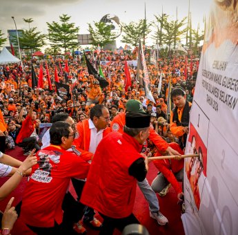 Simulasi Pencoblosan di Kampanye Akbar Danny-Azhar, Insyaallah 27 November DIA Menang!