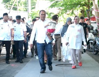 Danny Pomanto Gendong Cucu ke TPS 001 Salurkan Hak Pilihnya di Pilkada Serentak 2024