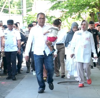 Danny Pomanto Gendong Cucu ke TPS 001 Salurkan Hak Pilihnya di Pilkada Serentak 2024