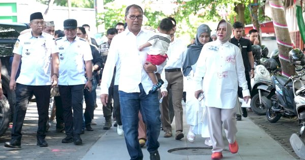 Danny Pomanto Gendong Cucu ke TPS 001 Salurkan Hak Pilihnya di Pilkada Serentak 2024