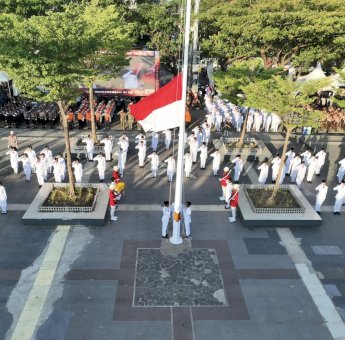 Pasukan Paskibraka Tim Cakra Berhasil Turunkan Sang Merah Putih di Makassar