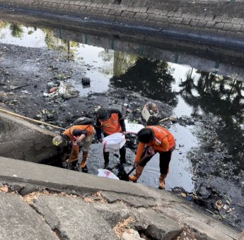Antisipasi Banjir, Pemkot Makassar Bersih-Bersih Kanal dan Drainase