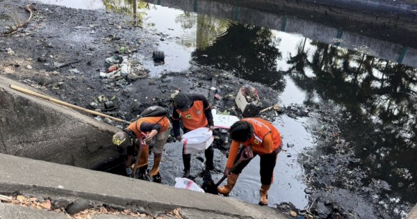 Antisipasi Banjir, Pemkot Makassar Bersih-Bersih Kanal dan Drainase