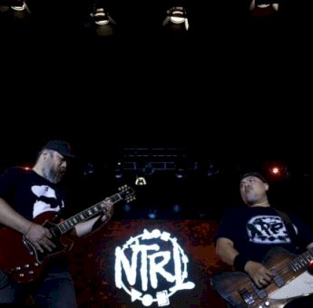 Band NTRL Serukan Perdamaian di Panggung F8 Makassar