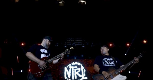 Band NTRL Serukan Perdamaian di Panggung F8 Makassar