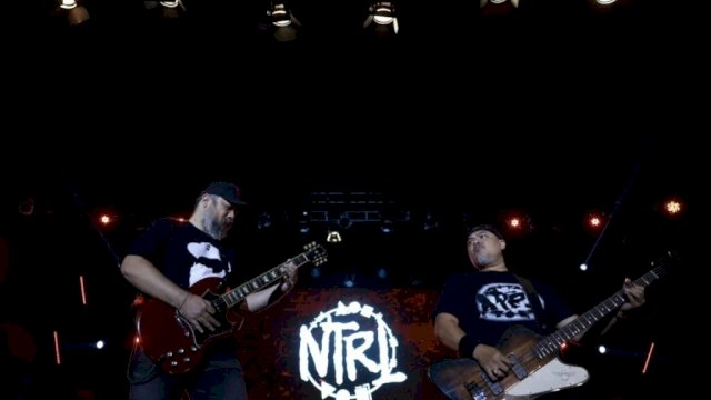 Band NTRL Serukan Perdamaian di Panggung F8 Makassar