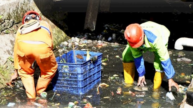 Antisipasi Banjir, Kecamatan Mamajang Gelar Aksi Sabtu Bersih di Kanal Bhayangkara