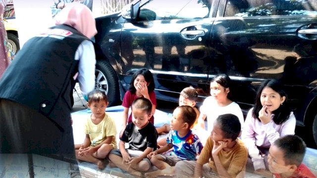 Dongkel Dinas Perpustakaan Hibur Anak-Anak di Posyandu Nusa Indah Empat Tallo