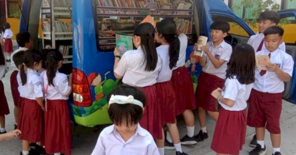 Tingkatkan Budaya Membaca, Mobil Perpustakaan Keliling Kunjungi Tiga Sekolah