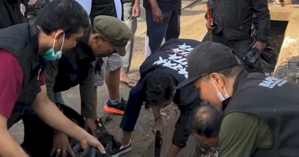 Sukseskan Gerakan Sabtu Bersih, Firman Pagarra Ikut Bersih-Bersih di Jalan Borong Jambu
