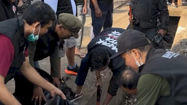 Sukseskan Gerakan Sabtu Bersih, Firman Pagarra Ikut Bersih-Bersih di Jalan Borong Jambu