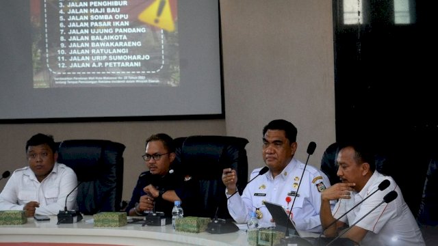 Rapat Penertiban Reklame di Kantor Balai Kota Makassar, Rabu (11/9).