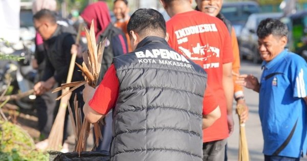 Jaga Kebersihan Kota, Pegawai Bapenda Gelar Aksi Bersih-Bersih di Jalan Sultan Abdullah Raya