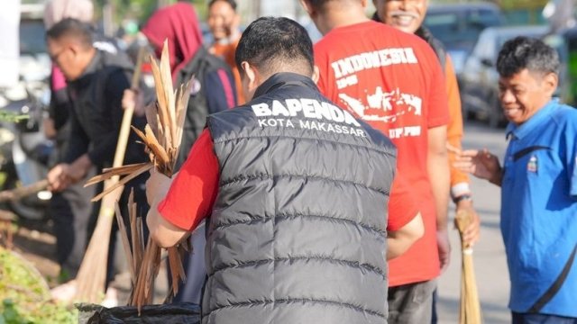 Jaga Kebersihan Kota, Pegawai Bapenda Gelar Aksi Bersih-Bersih di Jalan Sultan Abdullah Raya