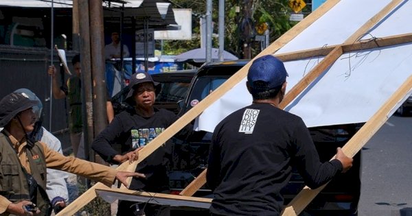 Tertibkan Tata Ruang Kota, Bapenda Makassar Turunkan Reklame di Sejumlah Titik