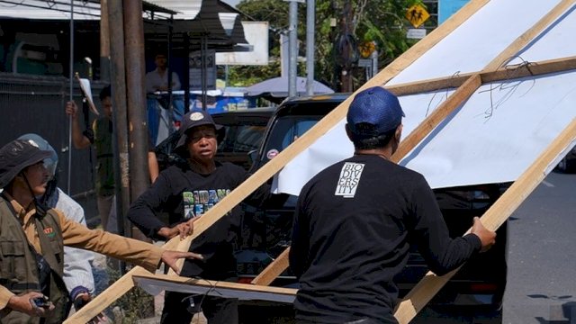 Tertibkan Tata Ruang Kota, Bapenda Makassar Turunkan Reklame di Sejumlah Titik