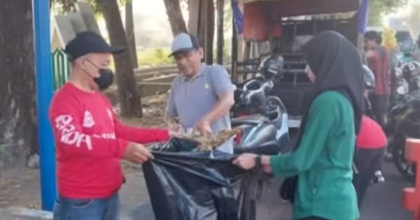 Sukseskan Gerakan Sabtu Bersih, Balitbangda Bersih-Bersih di Sepanjang Jalan Masjid Raya