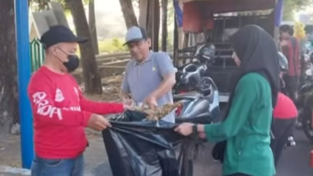Sukseskan Gerakan Sabtu Bersih, Balitbangda Bersih-Bersih di Sepanjang Jalan Masjid Raya