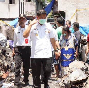 Pjs Wali Kota Pastikan Bantuan Logistik bagi Korban Kebakaran di Laiya Terpenuhi